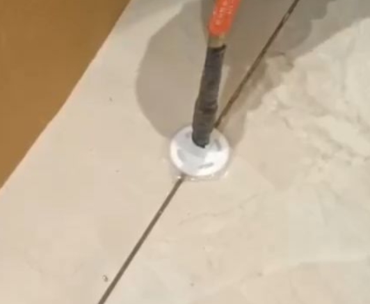 龙井瓷砖空鼓维修公司专业解答瓷砖在铺贴过程中，如果没有涂抹均匀到位的粘结材料（如水泥砂浆或瓷砖胶），可能会导致以下问题
